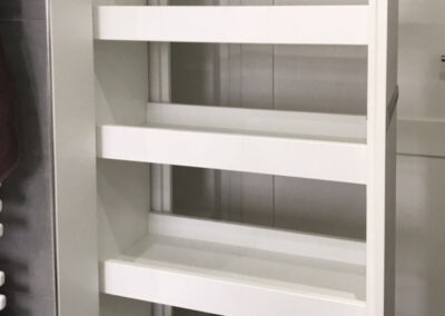 Einbauschrank unter gewendelter Treppe